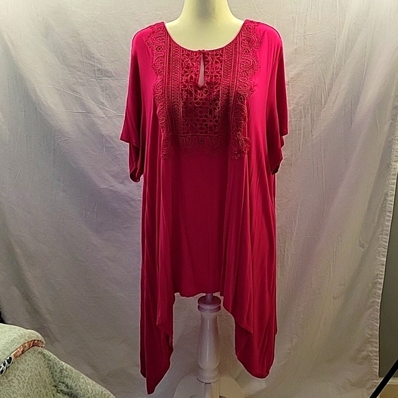 Ladies Plus Size Hi/Lo Top - Picture 2 of 8